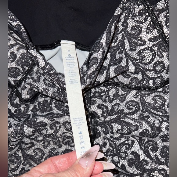 Lululemon Outrun Crop size 6
Mini Cinder Lace White Black / Black - Picture 15 of 15